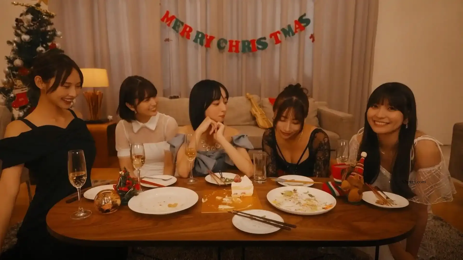 嘟嘟嘟~恋爱信号响不停，美女室友们教我如何淡定？/Roommates, Romance, and Ringing Hearts-微众资源